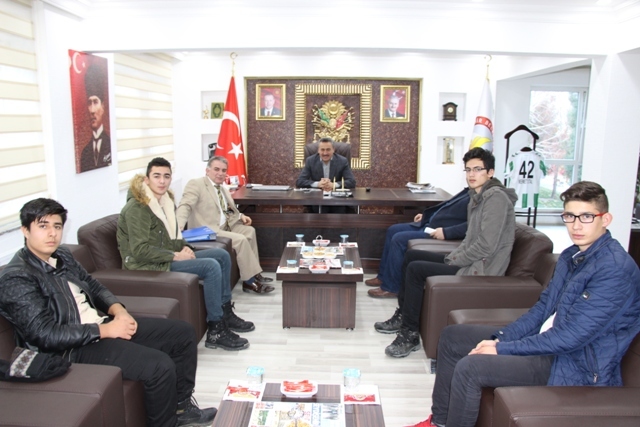 Macaristan Yolcusu Öğrenciler Başkan Tutal’ı Makamında Ziyaret Ettiler