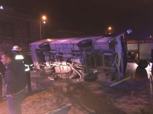 Bursa'da işçileri taşıyan midibüs devrildi