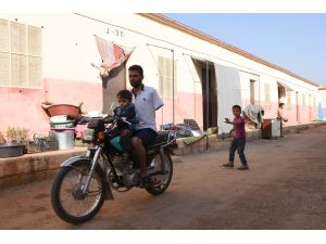 Tek koluyla motor tamir edip geçimini sağlıyor