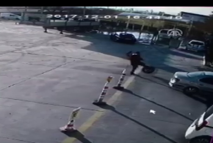 Araçtan fırlayan tekeri tekme atarak durdurdu