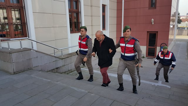 Dolandırıcılık suçundan aranan iki kişi jandarmaya yakalandı