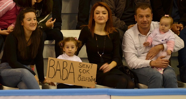 Asker babaya tribünden pankartlı selam