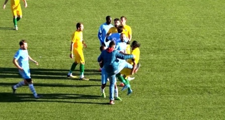 Saha görevlisi tekme ile sporcuyu yere indirdi