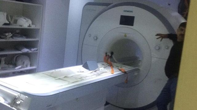 Polisin MR cihazına yapışan silahı çıkartıldı