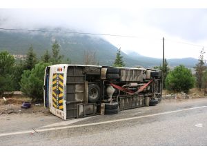 Denizli'de öğrenci midibüsü devrildi