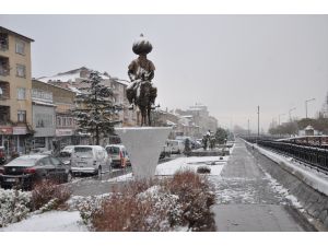 Akşehir’e yılın ilk karı yağdı