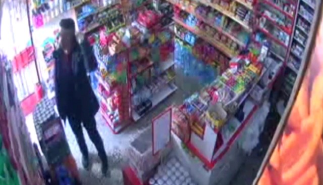 Çaldığı 5 bin 500 lirayı çorabına ve cebine koydu