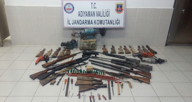 Evin bodrum katında çok sayıda silah ele geçirildi