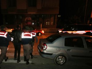 Muz yüklü kamyonla çarpışan otomobilin sürücüsü yaralandı