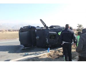 Erzincan'da zırhlı polis aracı devrildi: 2 yaralı