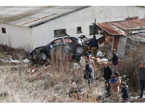 Takla atan otomobildeki 5 kişi yaralandı