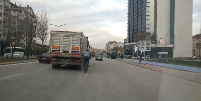 Canını Hiçe Sayan Bisikletli Tırın Arkasına Takıldı