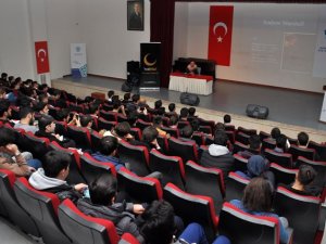 Çin Shanghai Üniversitesinden Doç. Dr. Tuğrul Keskin NEÜ’de konferans verdi