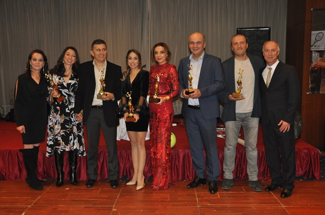 Tenisçiler ödüllerini aldılar