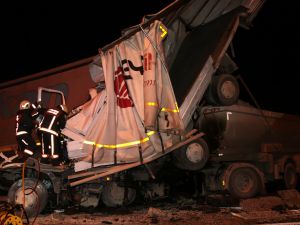 GÜNCELLEME - TEM otoyolunda trafik kazası: 1 ölü, 2 yaralı