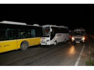 Zeytinburnu'nda servis aracı otobüse çarptı: 8 yaralı