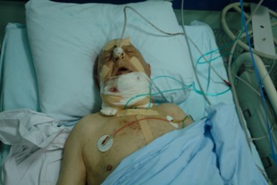 Önünde oturan yolcunun boğazını kesti