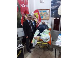 Kongreye sedyeyle getirildi