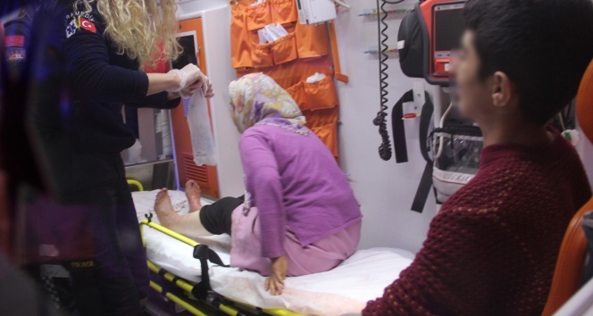 Eşinin ve oğlunun üzerine kaynar su döktü VİDEO