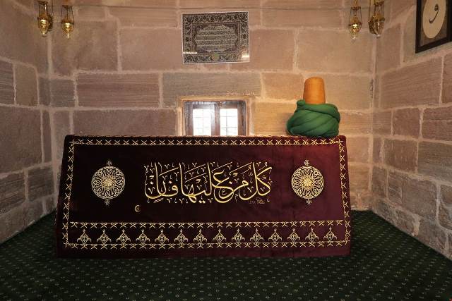 Ateşbaz-ı Veli Türbesi’nin “Puşide”si Değiştirildi