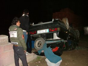 Kaza yapan otomobili bırakıp gittiler