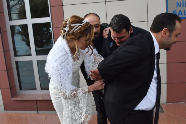 Konya'da polis gelin damadı kelepçeleyerek masaya oturttu