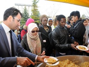 Selçuk Üniversitesi’nde öğrencilere helva ikramı