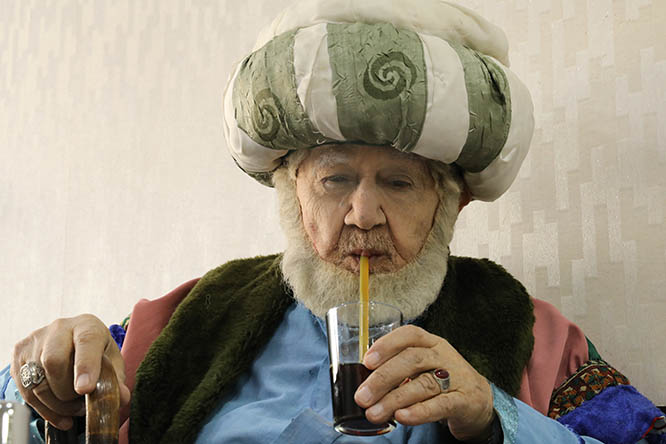 Yaşına rağmen tiyatrodan kopamıyor