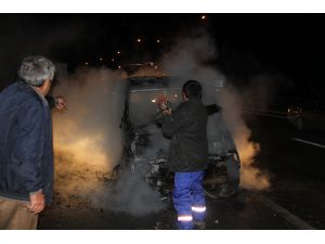 Sivas'ta seyir halindeki araç yandı