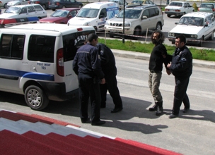 Önünde oturan yolcunun boğazını kesmişti