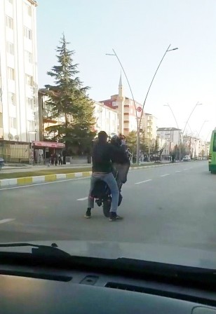 Şarjlı bisikletle tek teker üzerinde tehlikeli yolculuk