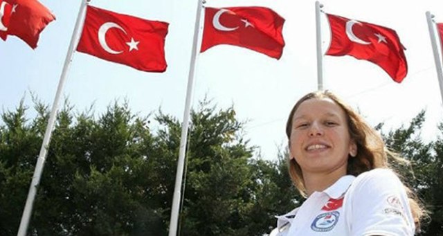 Galatasaraylı yüzücü Nida Eliz Üstündağ finalde