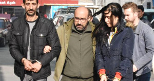 Üniversite öğrencisi kız tabancayı iç çamaşırında saklamış