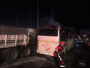 Adana'da tır ile otobüs çarpıştı