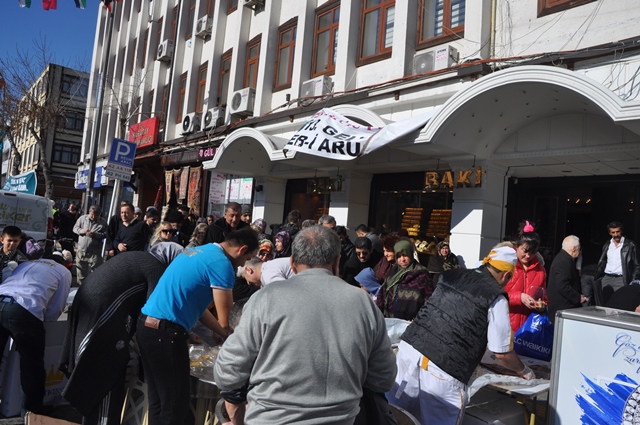 Baki Kuyumculuk helva dağıttı