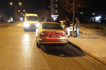 Makas atan motosiklet park halindeki otomobile çarptı: 2 yaralı