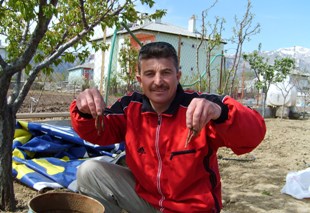 Oltalar için solucan satıyor