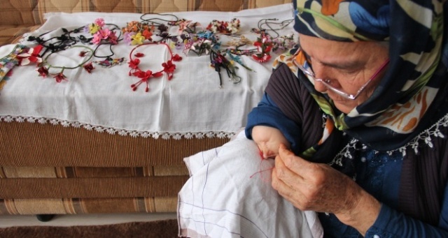 Tek eliyle ‘iğneyle kuyu kazıyor