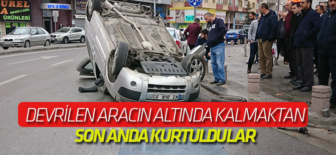 Aracın altında kalmaktan kıl payı kurtuldular