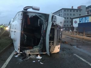 Rize'de midibüs devrildi: 6 yaralı