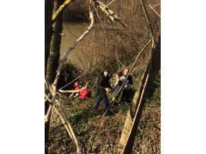 Ambulanstan kaçarken dereye düştü