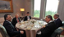 Koç düşünce takımı topluyor...