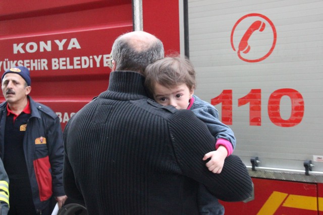 Suriyeli çocukları yanmaktan komşuları kurtardı