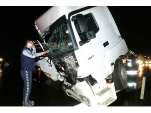 Çimento kamyonuyla kurtarıcı vinç çarpıştı: 1 yaralı