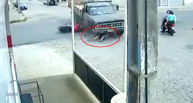 Kamyonetin altında kaldı!