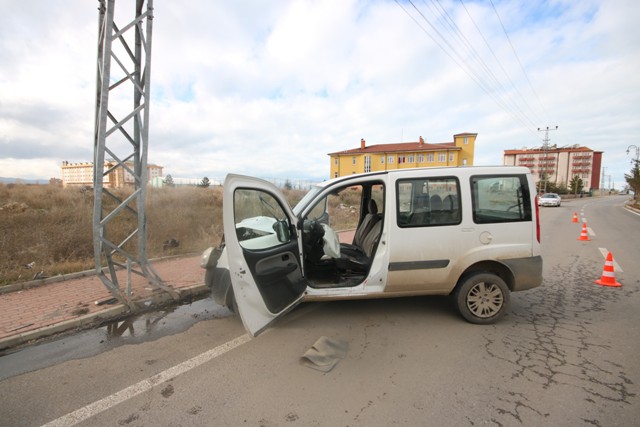 Hafif ticari araç elektrik direğine çarptı: 2 yaralı