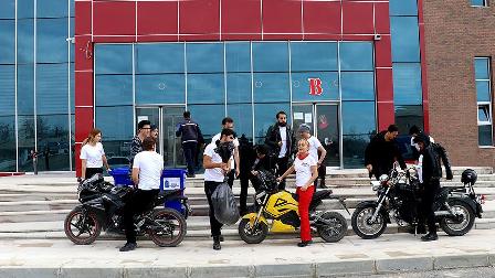 Sokak hayvanlarına 'motosikletle yemek servisi'