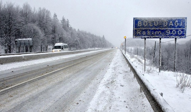 Bolu Dağı'nda yoğun kar yağışı! D-100 karayolu TIR geçişine kapatıldı...
