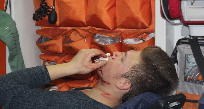 Alkollü şahıslar yüzünden bıçakladı