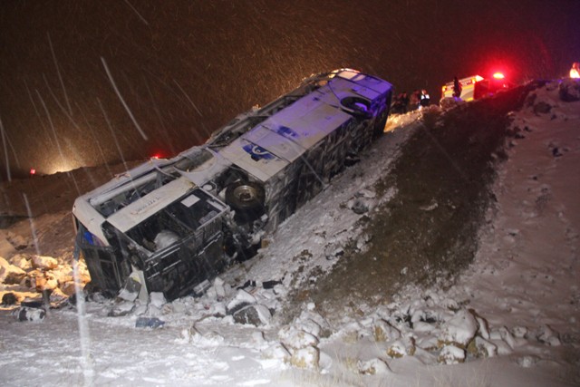Konya'da yolcu otobüsü devrildi: 32 yaralı